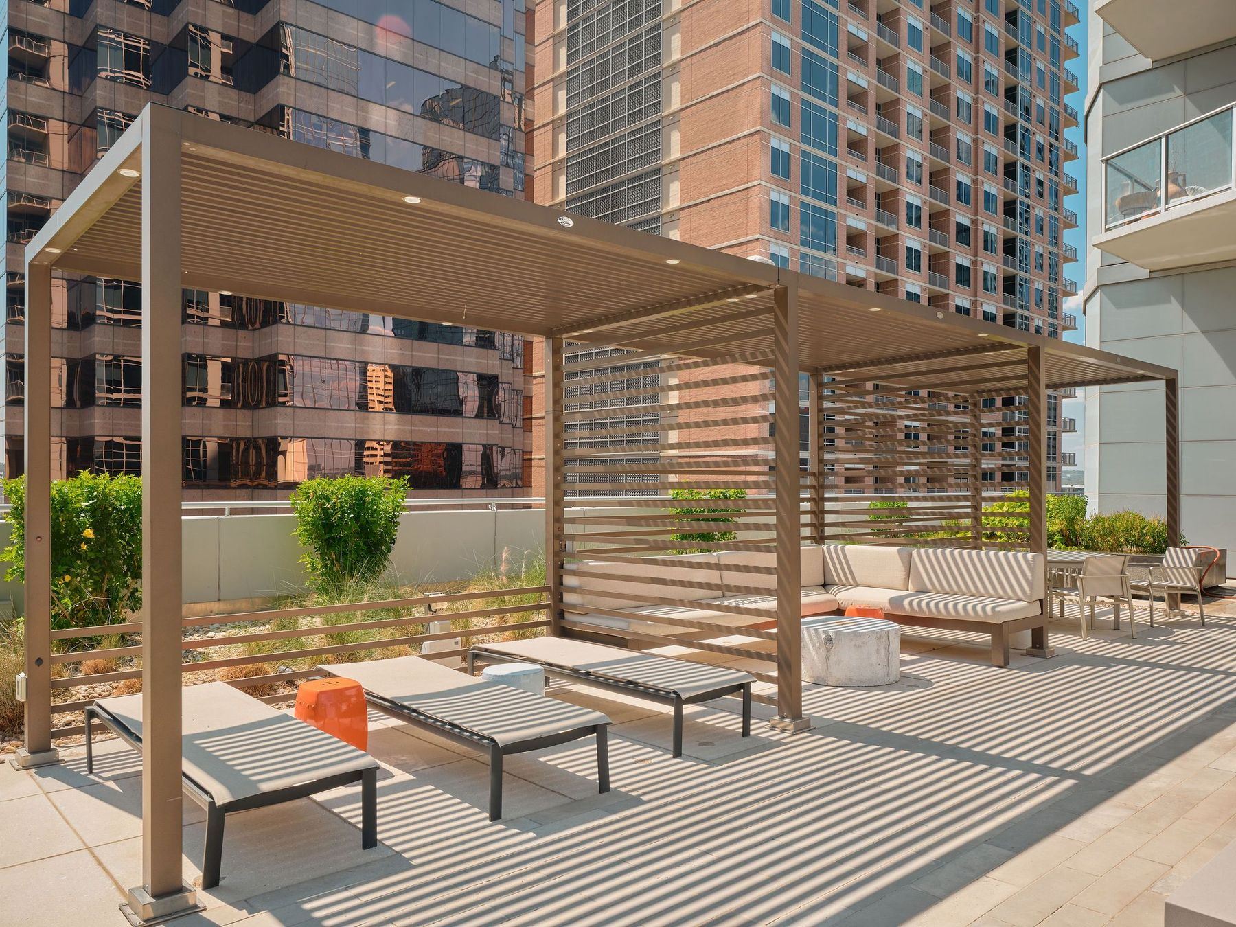 200 Congress Avenue, Unit 23C Austin, TX 78701 - Photo 36 of 40 a view of a building with sitting area