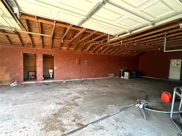 a view of a yard with a house