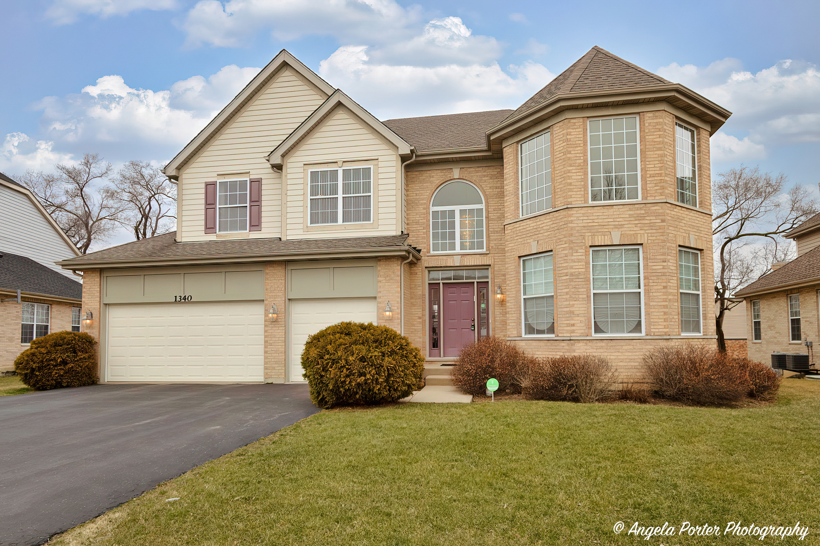 1340 Horizon Trail Wheeling, IL 60090 - Photo 1 of 27 a front view of a house with a yard and garage