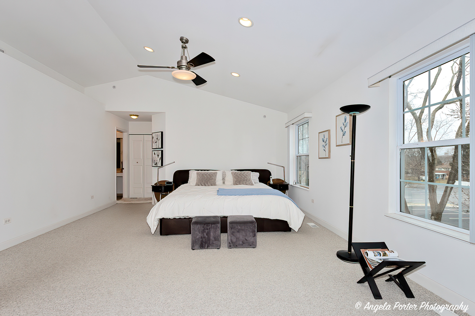 1340 Horizon Trail Wheeling, IL 60090 - Photo 16 of 27 a living room with furniture and a window