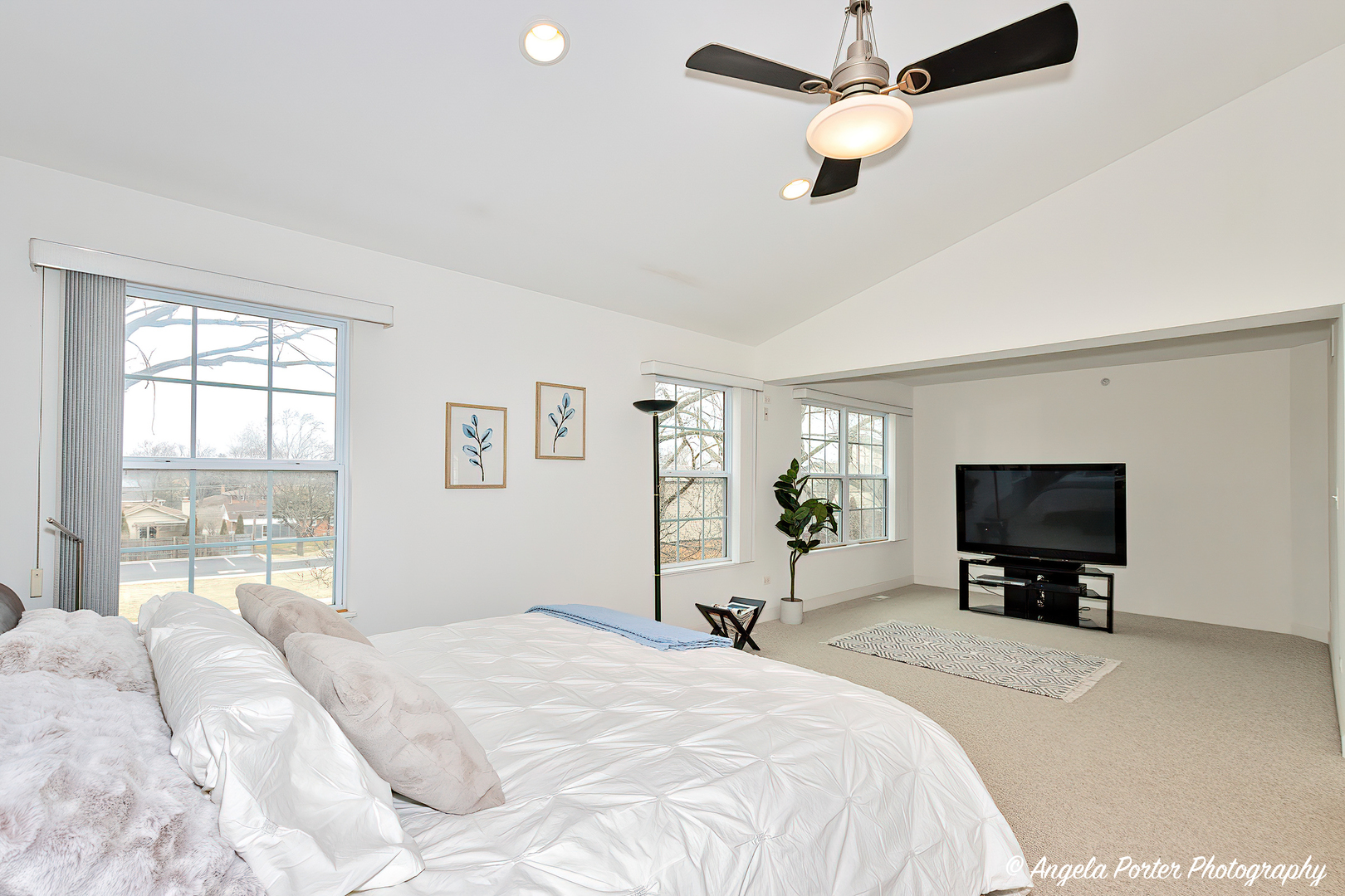 1340 Horizon Trail Wheeling, IL 60090 - Photo 17 of 27 a bedroom with a large bed a flat screen tv and a large window