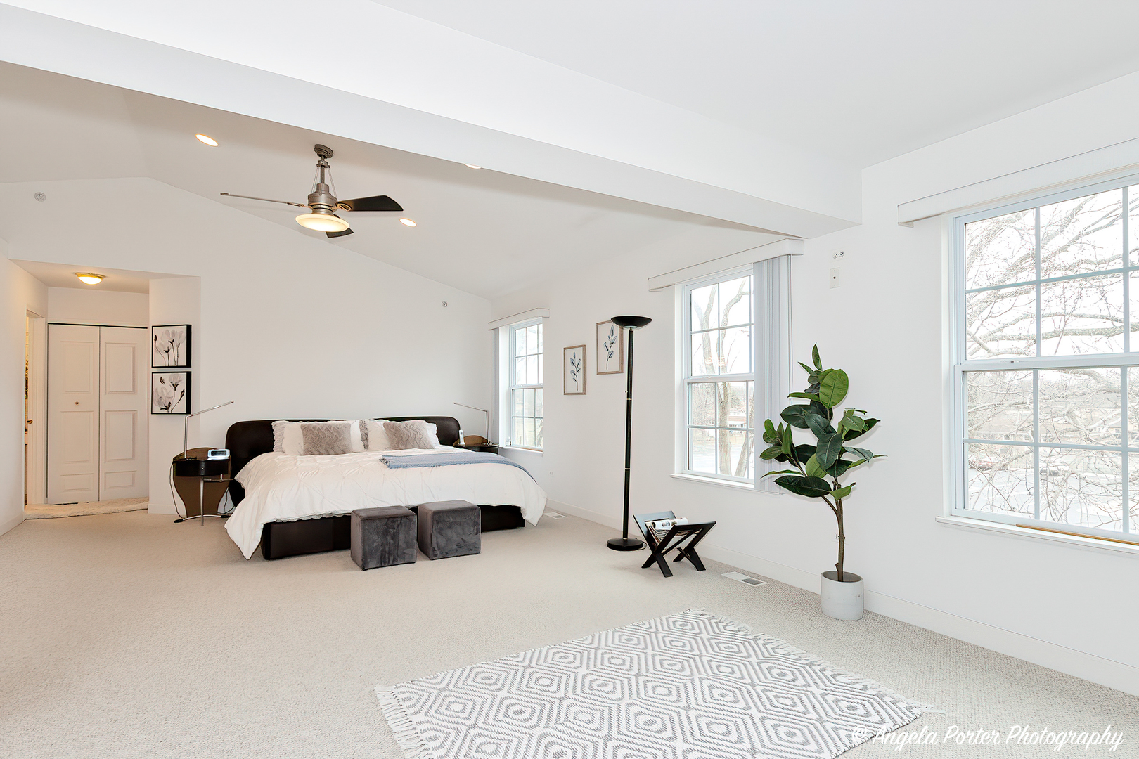 1340 Horizon Trail Wheeling, IL 60090 - Photo 18 of 27 a living room with a bed furniture and a window