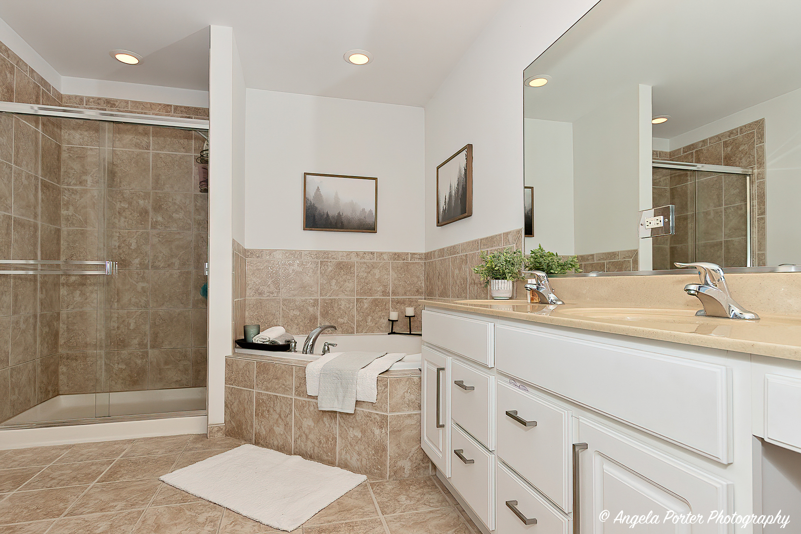 1340 Horizon Trail Wheeling, IL 60090 - Photo 19 of 27 a spacious bathroom with double sink and a shower