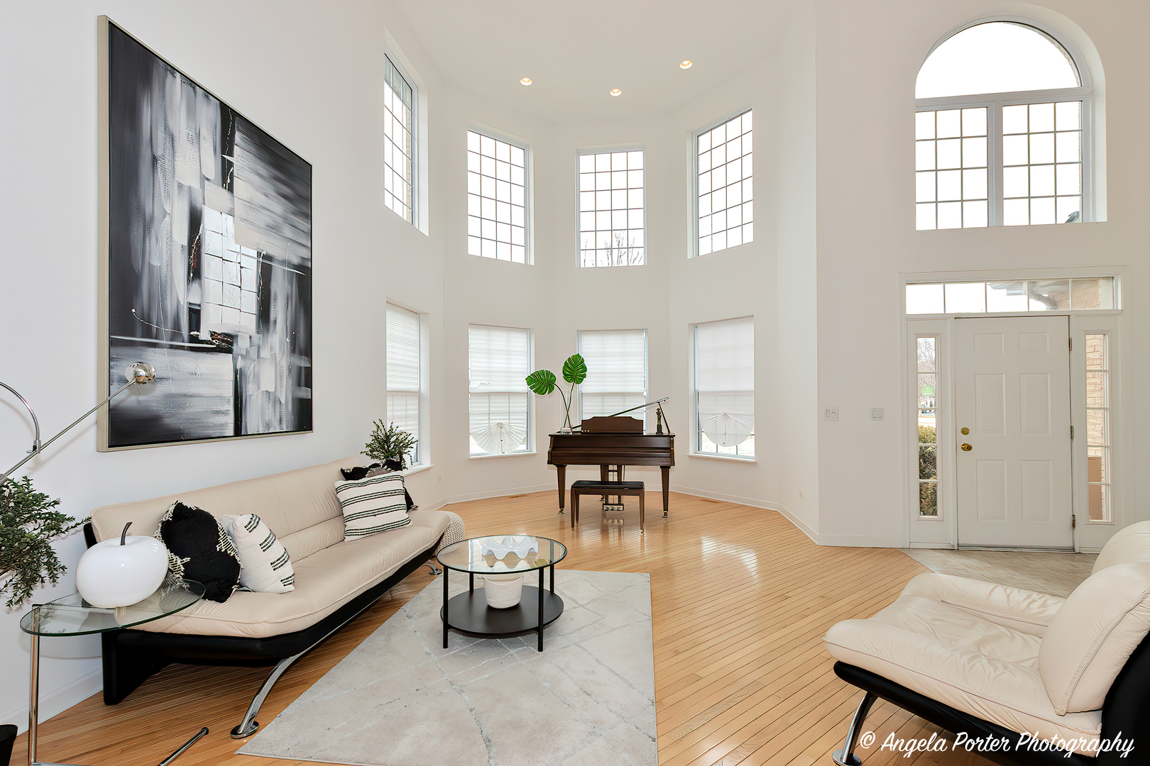 1340 Horizon Trail Wheeling, IL 60090 - Photo 3 of 27 a living room with furniture and wooden floor