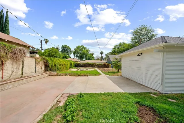 a view of a back yard