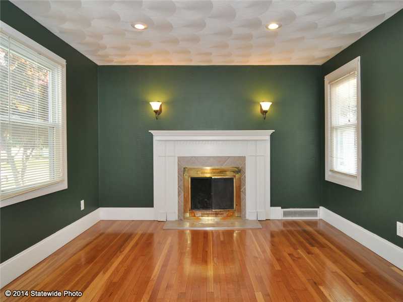195 Woodhaven Road Pawtucket, RI 02861 - Photo 3 of 25 Living Room.