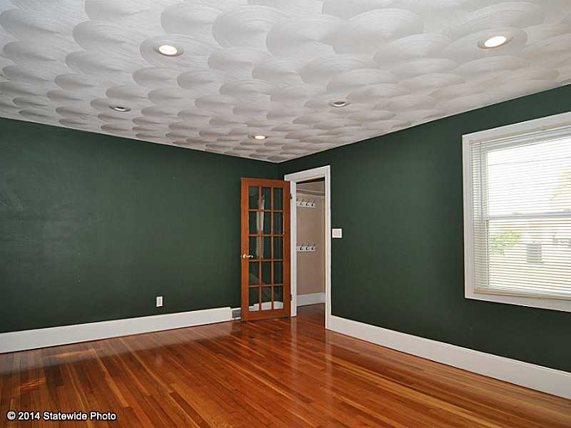 195 Woodhaven Road Pawtucket, RI 02861 - Photo 4 of 25 Living Room.