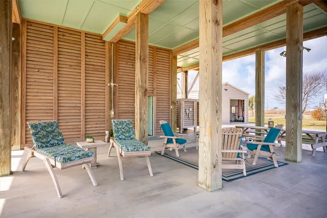 $589,000 | 1009 North Monkhouse Drive, Port Bolivar, TX 77650