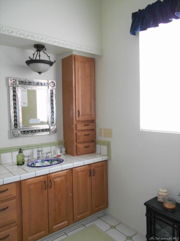 19341 Apache Street Tehachapi, CA 93561 - Photo 19 of 62 Master bath