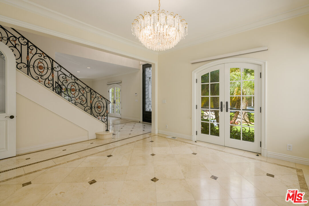 204 Foothill Road Beverly Hills, CA 90210 - Photo 5 of 33