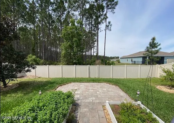 a view of a backyard