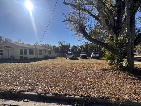 a view of house with a yard