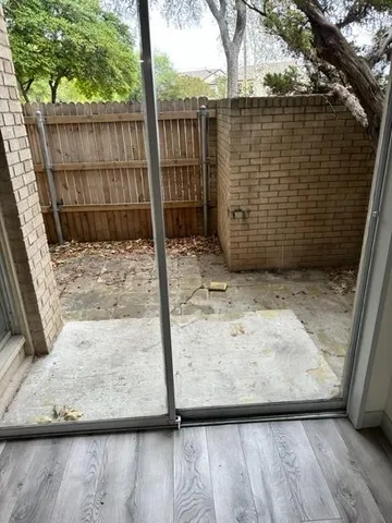 a view of a backyard