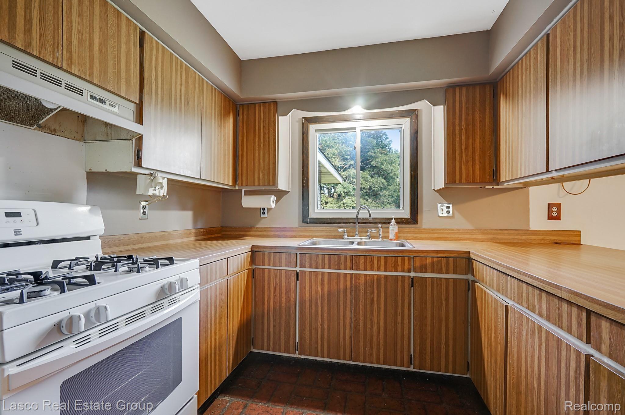 11330 Tipsico Lake Road Fenton, MI 48430 - Photo 14 of 24 dsc09848-dsc09850.jpg