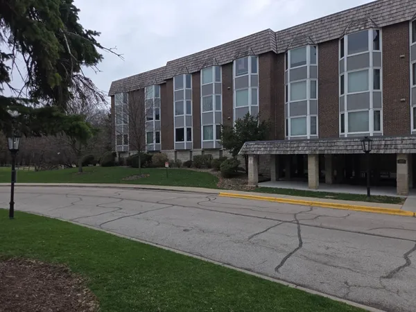 $2,400 | 400 Thames Parkway, Unit 2K, Park Ridge, IL 60068