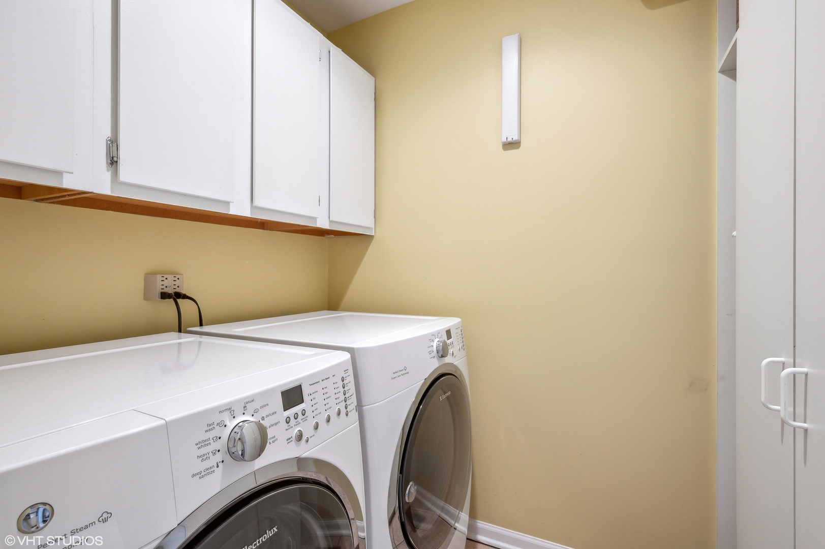 55 West Goethe Street, Unit 1251 Chicago, IL 60610 - Photo 15 of 28 a utility room with dryer and washer
