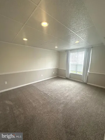 an empty room with windows and pillars in it