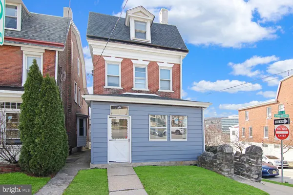 $1,825 | 201 Spring Mill Avenue, Unit 3, Conshohocken, PA 19428