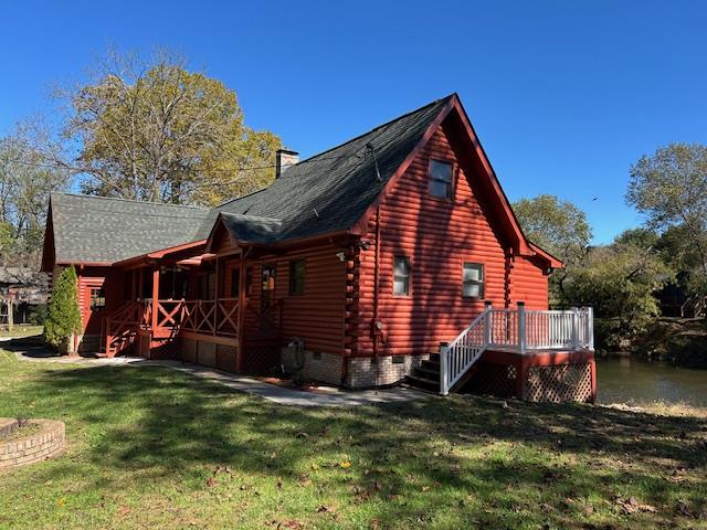 a view of a house with a yard