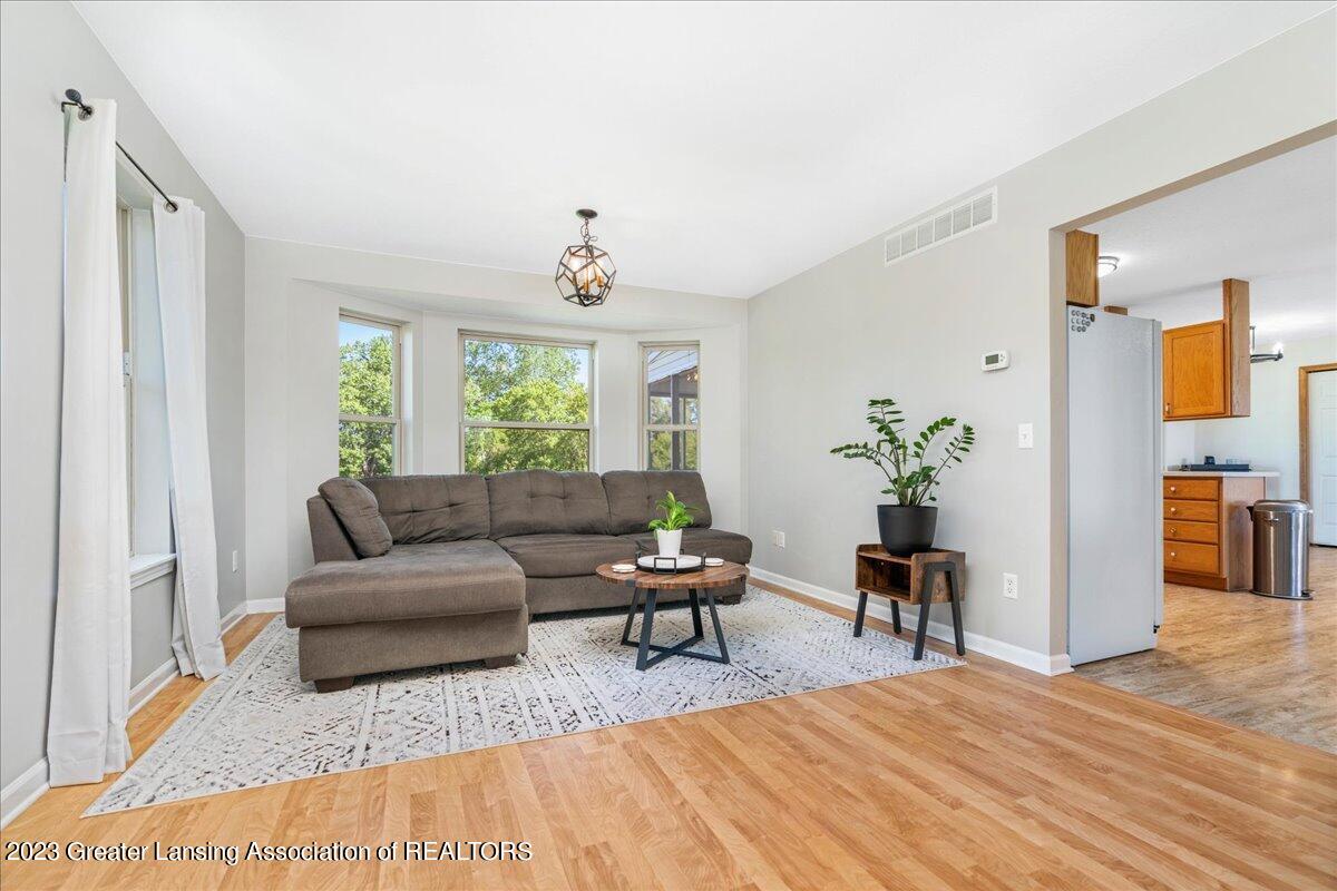 65 Three Oaks Road Okemos, MI 48864 - Photo 15 of 61 14-Media Jett-15