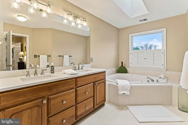 $999,000 | 39854 Canterfield Court, Lovettsville, VA 20180