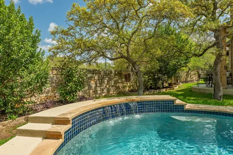 a view of a back yard