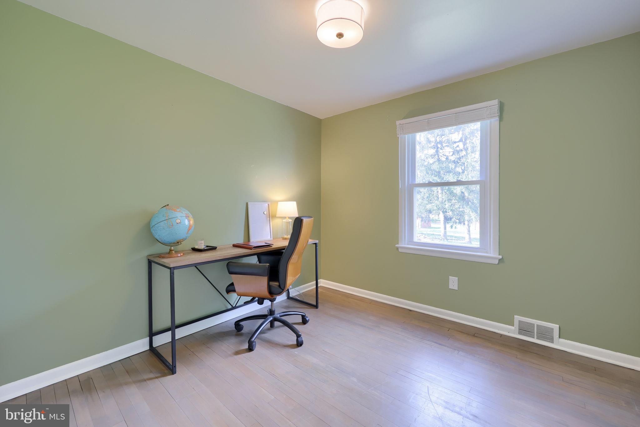 314 Dahlia Road Lancaster, PA 17602 - Photo 23 of 28 a workspace with furniture and a window