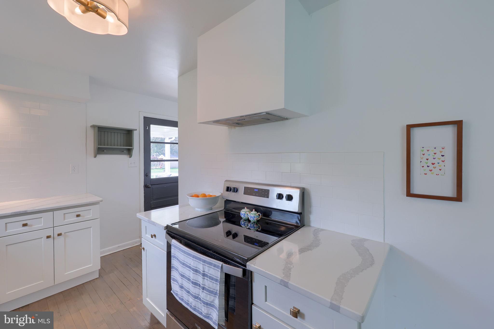 314 Dahlia Road Lancaster, PA 17602 - Photo 7 of 28 a stove top oven sitting inside of a kitchen