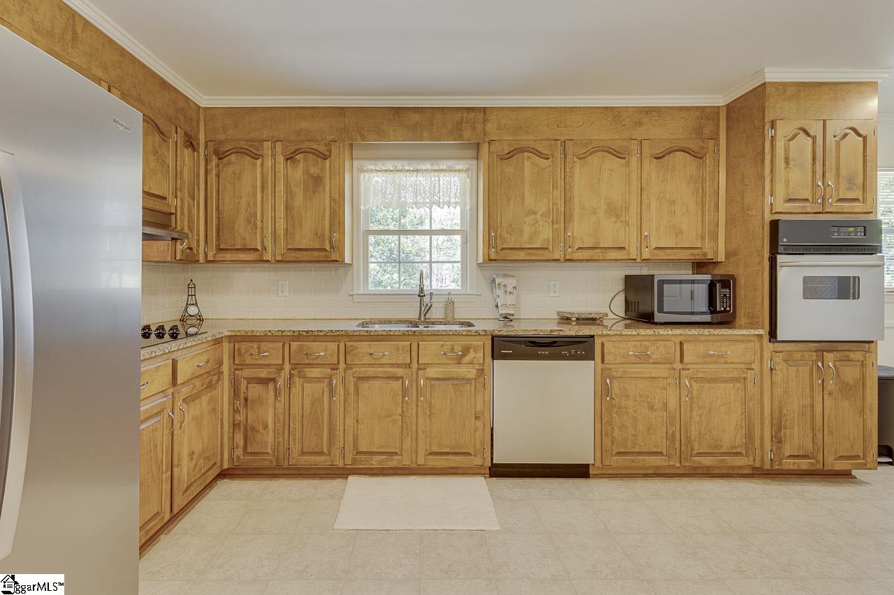 404 Holly Road Taylors, SC 29687 - Photo 11 of 44 Gallery Image 11