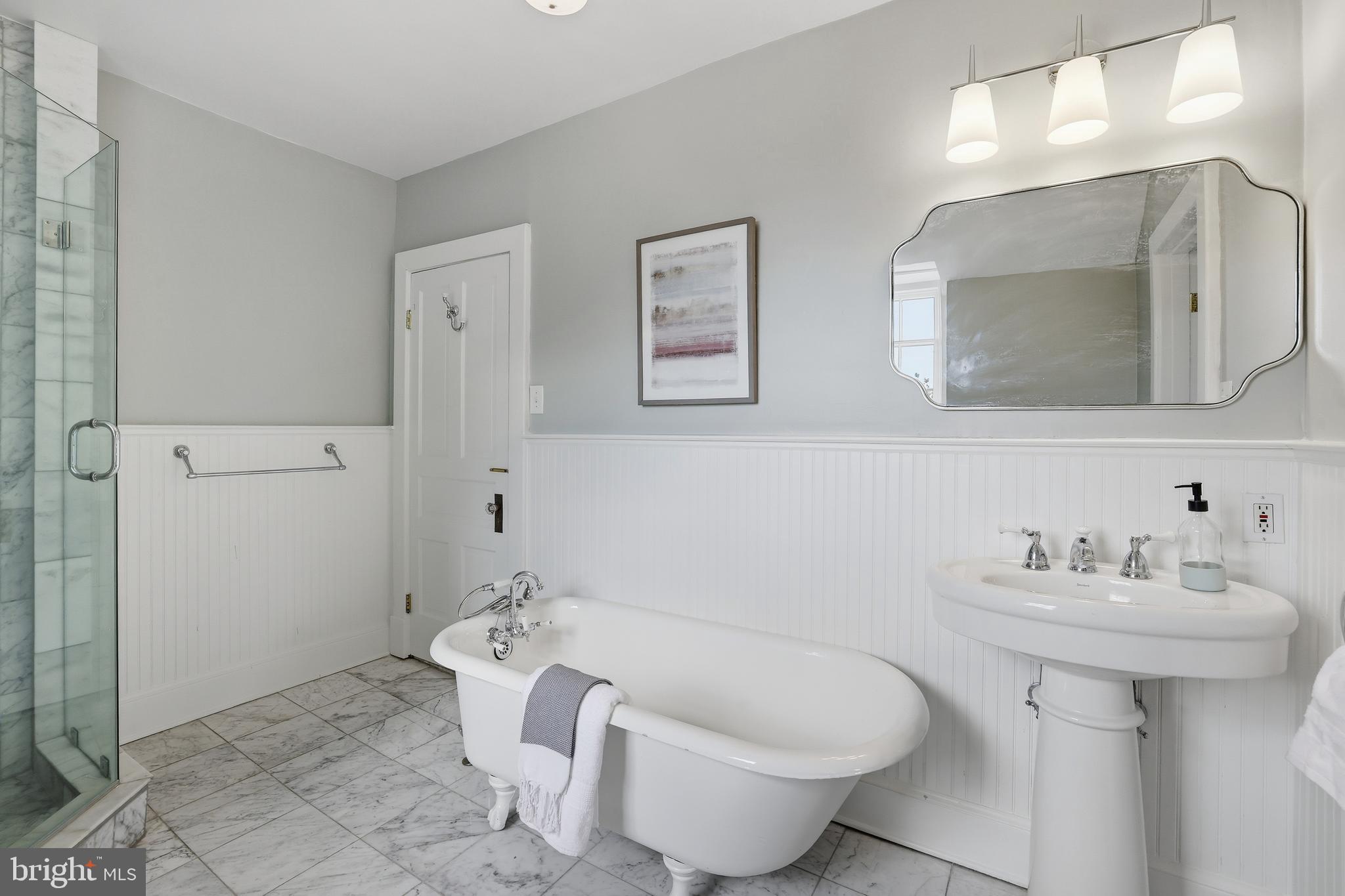 17781 Roxbury Hall Road Leesburg, VA 20175 - Photo 54 of 107 Renovated hall bathroom with