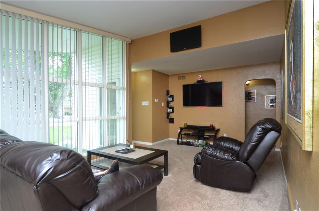 13 Bellview Drive McKees Rocks, PA 15136 - Photo 3 of 25