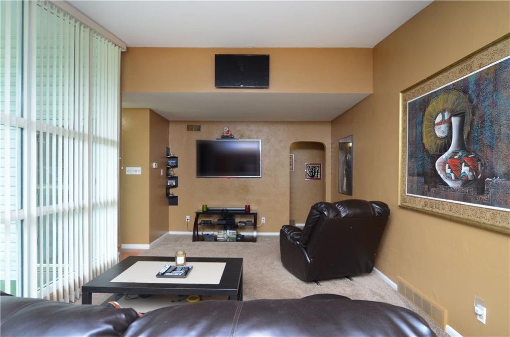 13 Bellview Drive McKees Rocks, PA 15136 - Photo 4 of 25