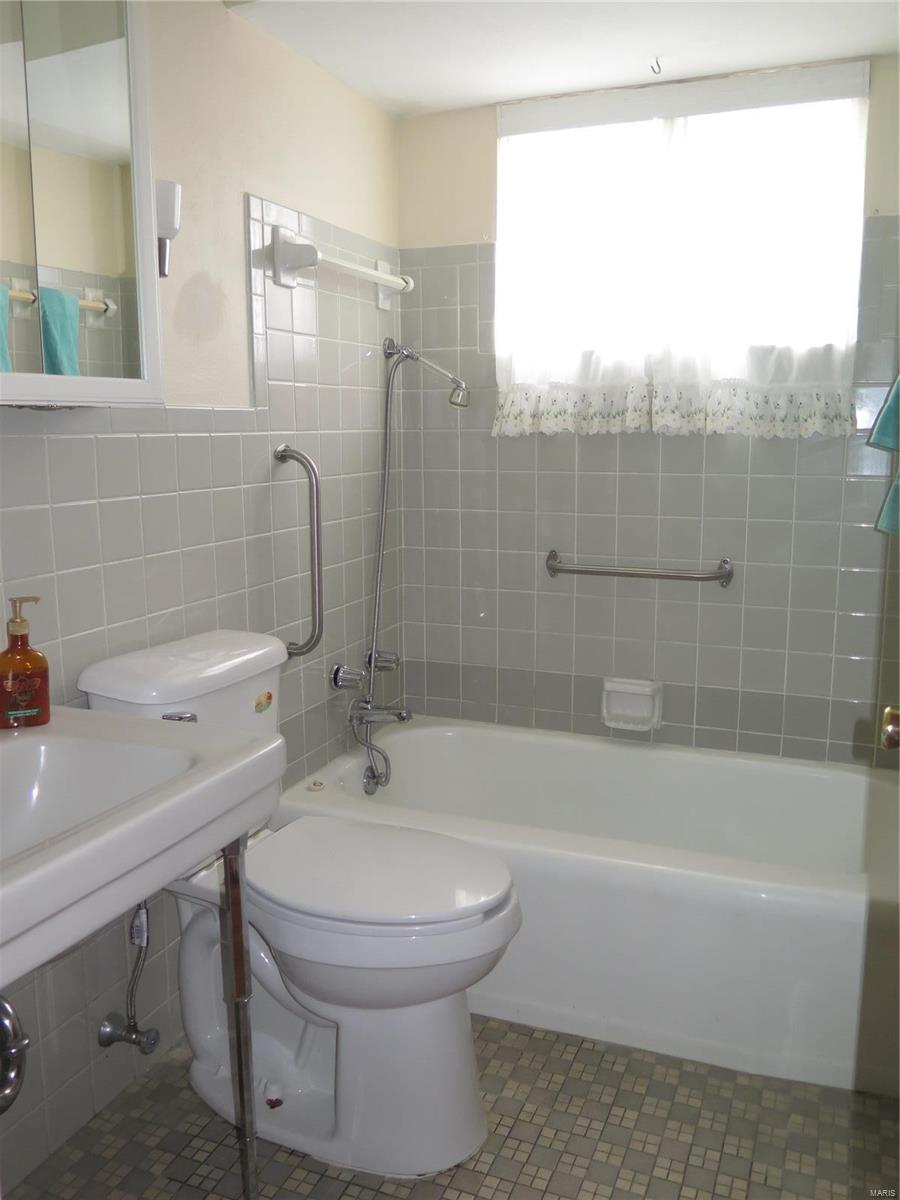 1948 Brown Road St. Louis, MO 63114 - Photo 4 of 16 Gallery Image 4