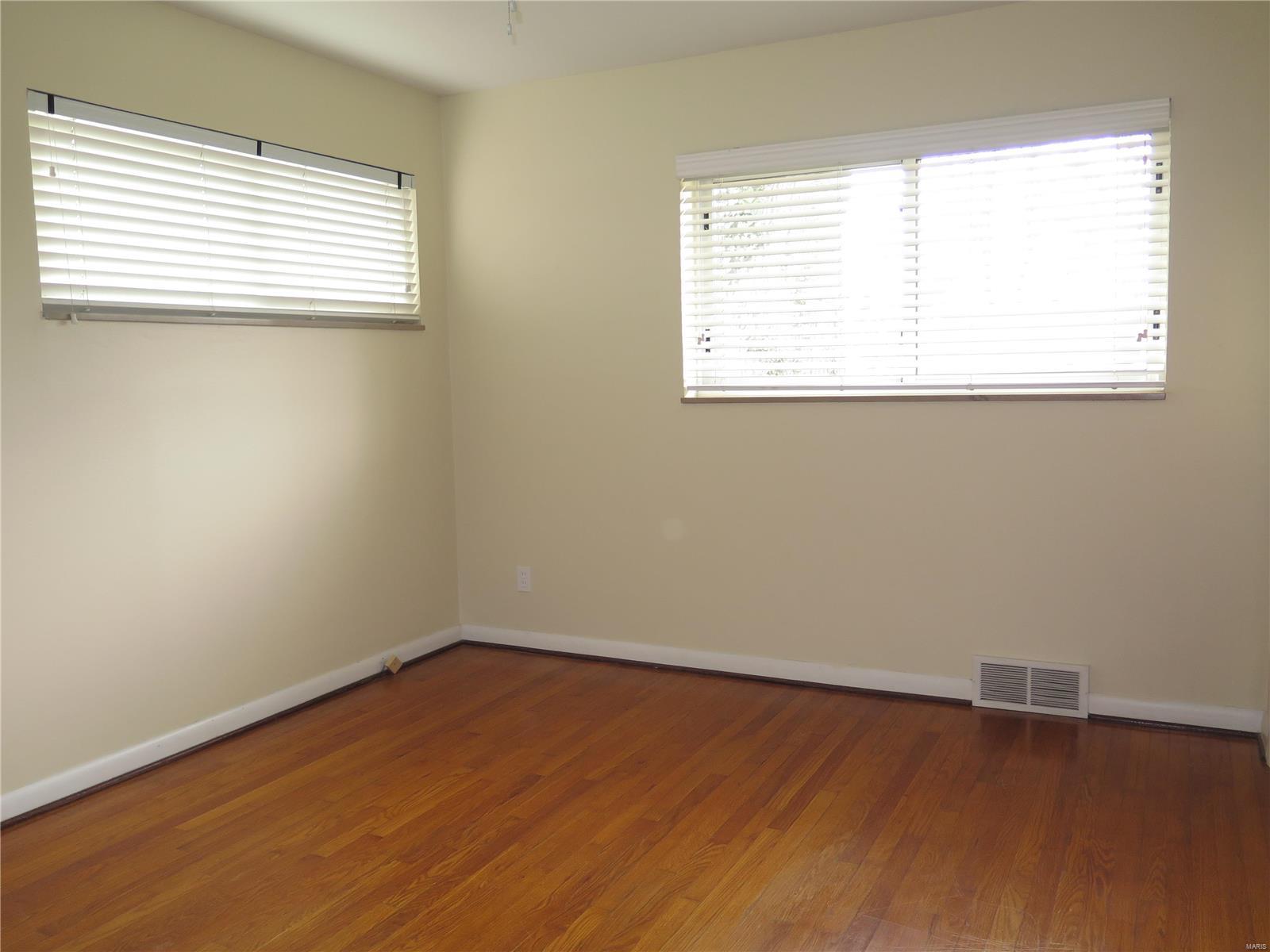 1948 Brown Road St. Louis, MO 63114 - Photo 5 of 16 Gallery Image 5