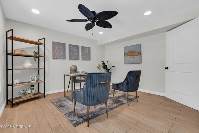 a en suite bathroom with a sink and a mirror