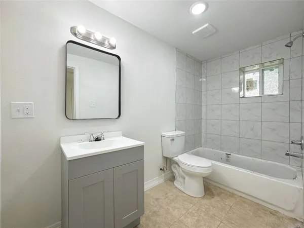 $975 | 411 Ave A, Unit 1, La Marque, TX 77568