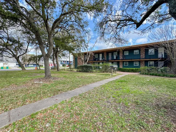 $975 | 411 Ave A, Unit 1, La Marque, TX 77568