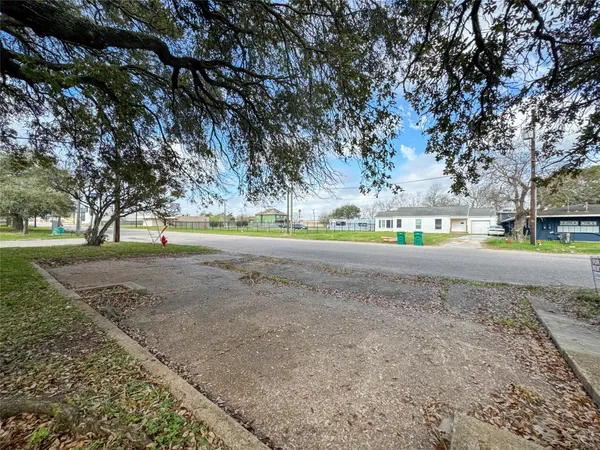$925 | 411 Ave A, Unit 1, La Marque, TX 77568