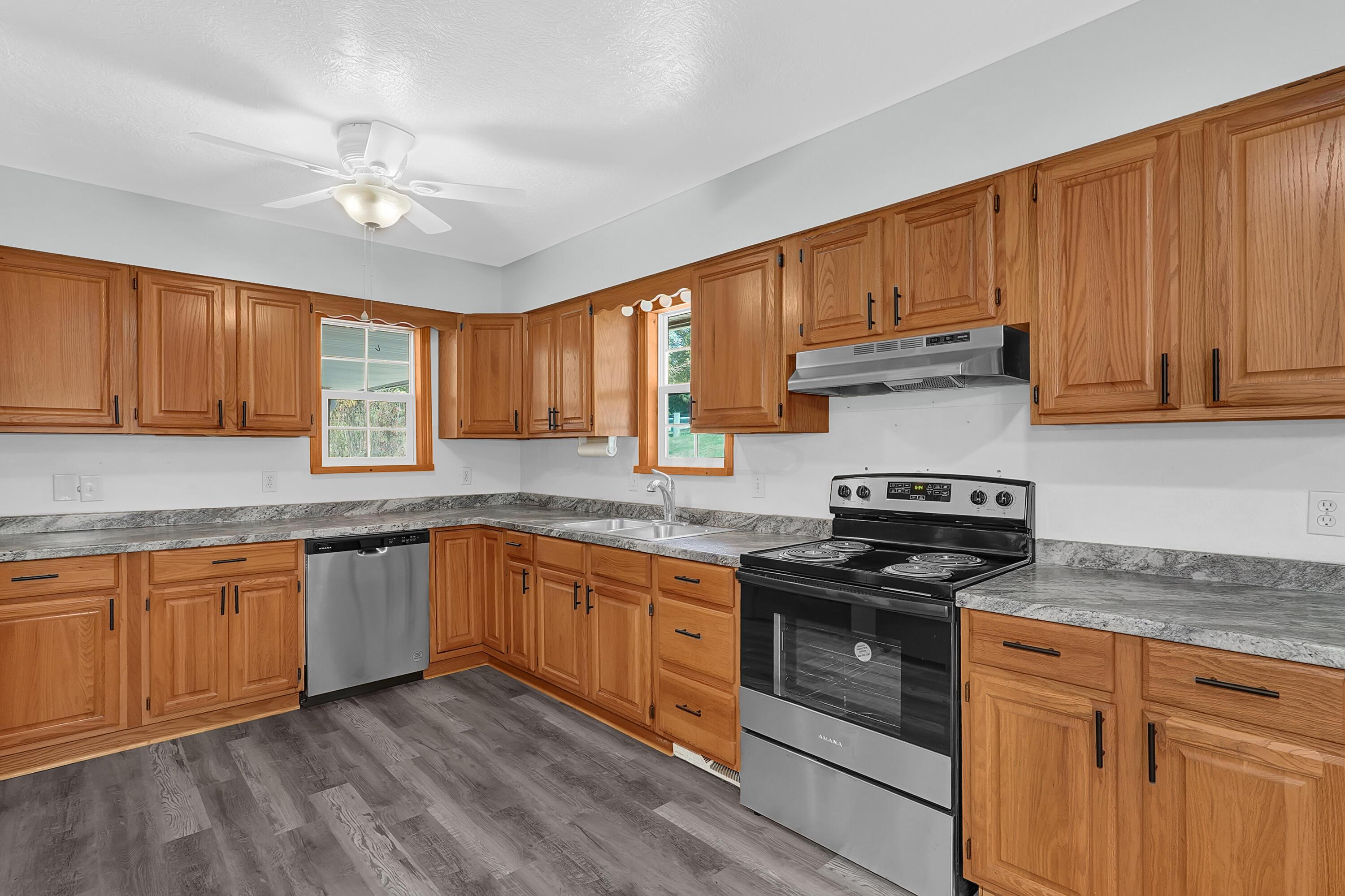 6865 Revenge Road Southwest Lancaster, OH 43130 - Photo 10 of 35 Lots of counter space.