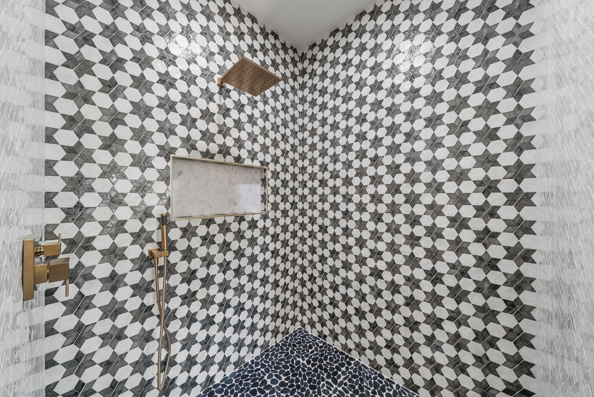 1831 McKenzie Road Southport, FL 32409 - Photo 18 of 48 a bathroom with a shower