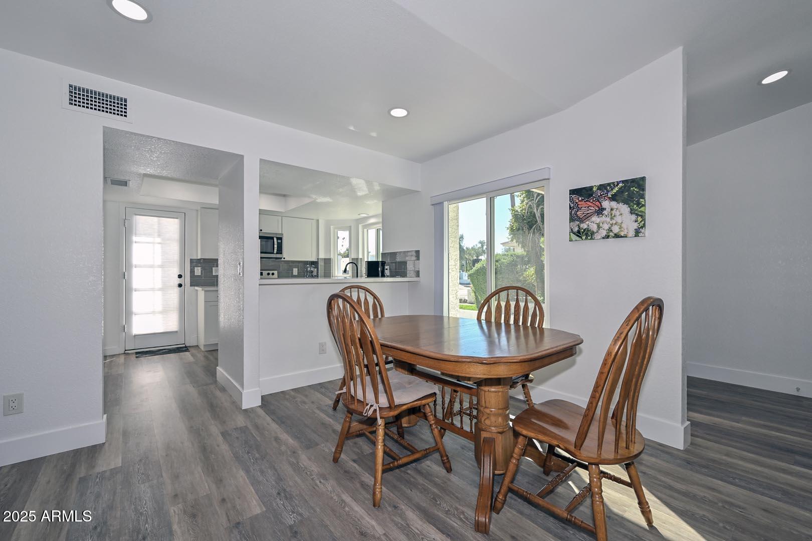 606 West Grandview Road Phoenix, AZ 85023 - Photo 6 of 33 a dining room with furniture and window