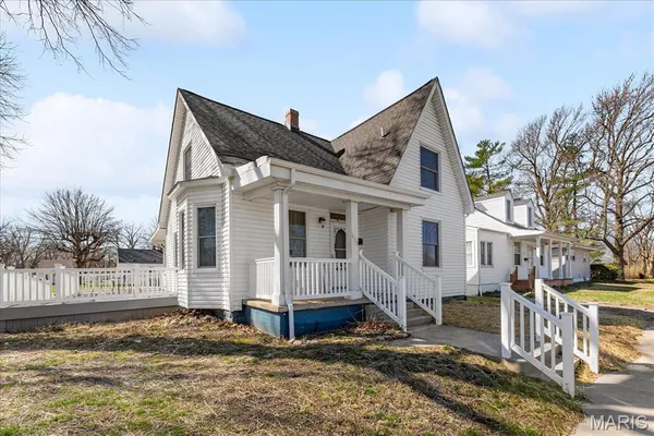 $295,000 | 425 West 3rd Street, O'Fallon, IL 62269