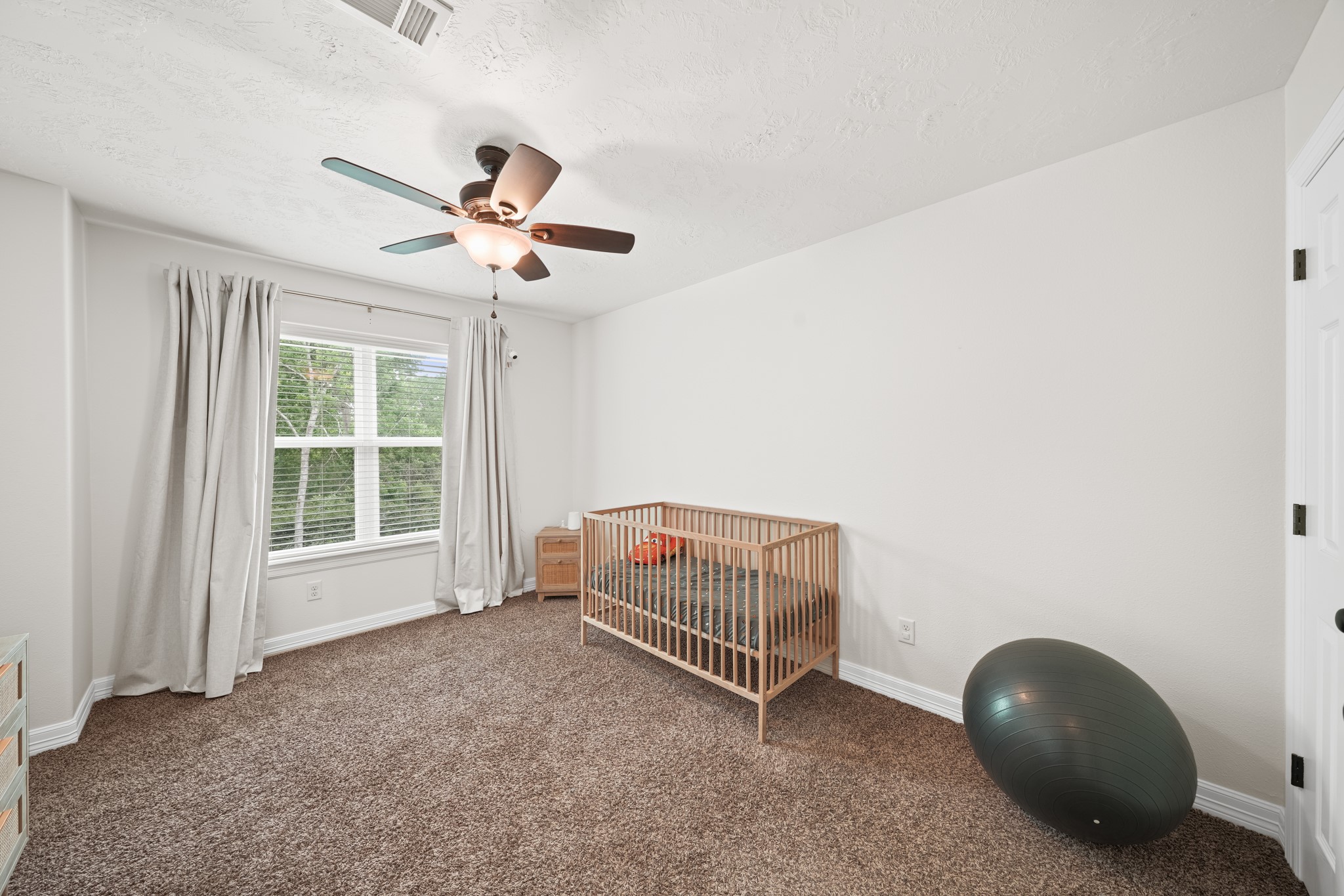 6101 Fox Ridge Drive Angleton, TX 77515 - Photo 22 of 30 a living room with furniture and a ceiling fan