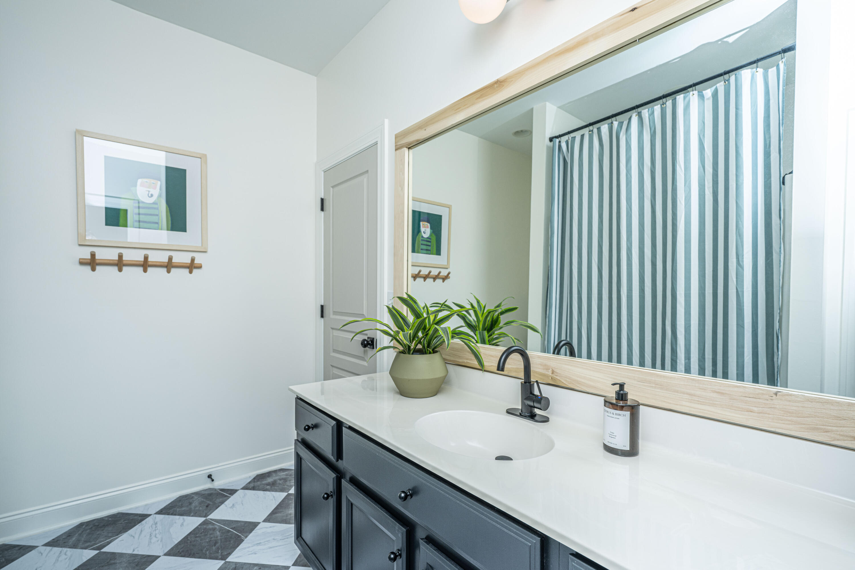 2013 Grey Marsh Road Mount Pleasant, SC 29466 - Photo 21 of 29 15 - Third Floor Hall Bath