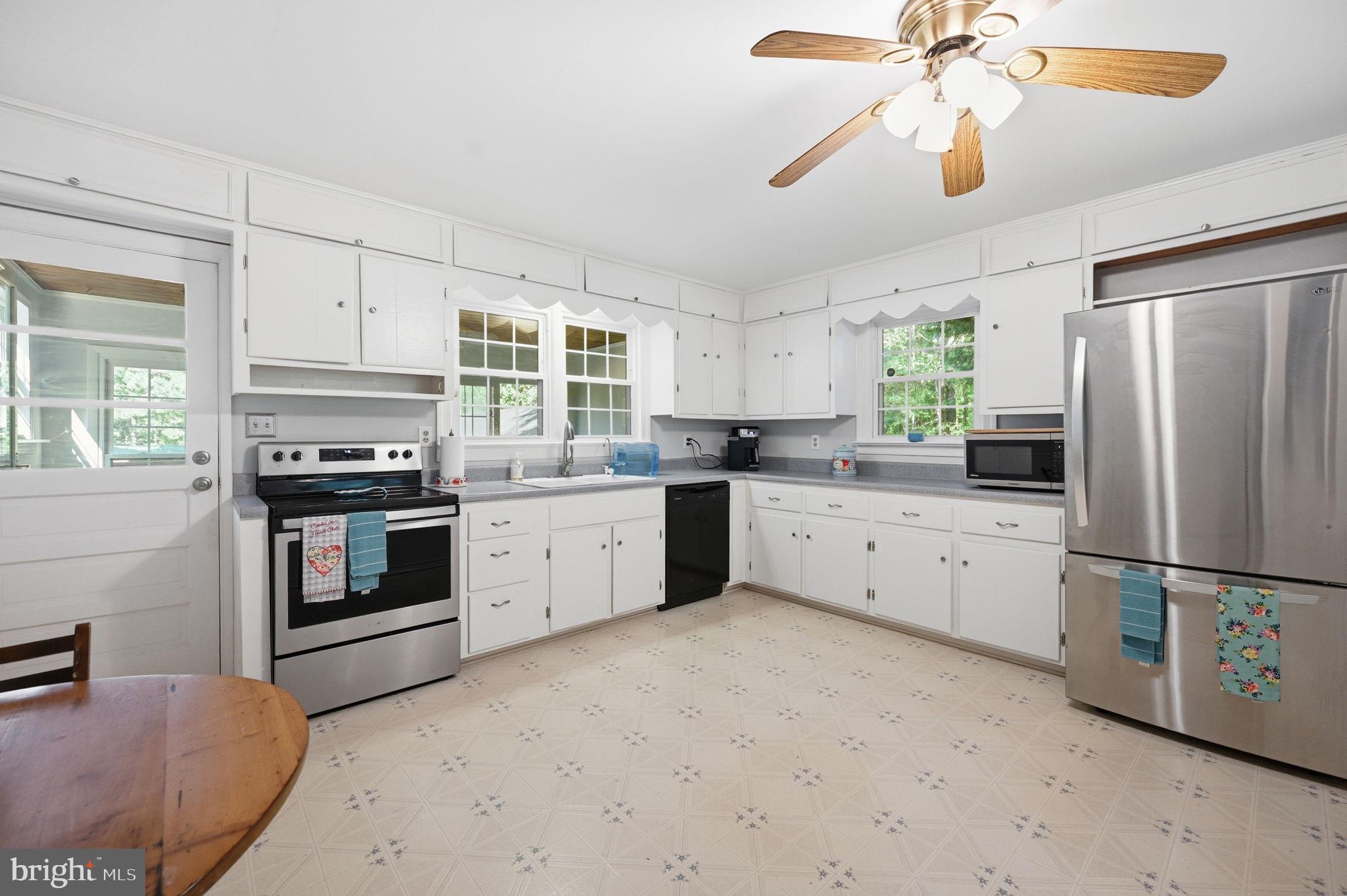9337 Everona Road Unionville, VA 22567 - Photo 10 of 46 Bright and airy kitchen retreat.