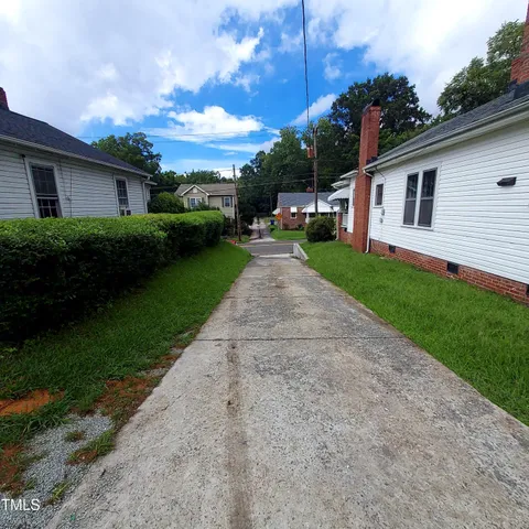 a view of a yard in front of house