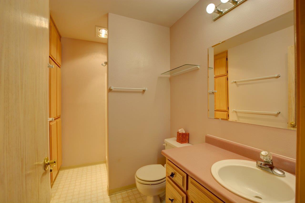 4400 Independence School Road Medford, OR 97501 - Photo 21 of 35 Downstairs Full Bath