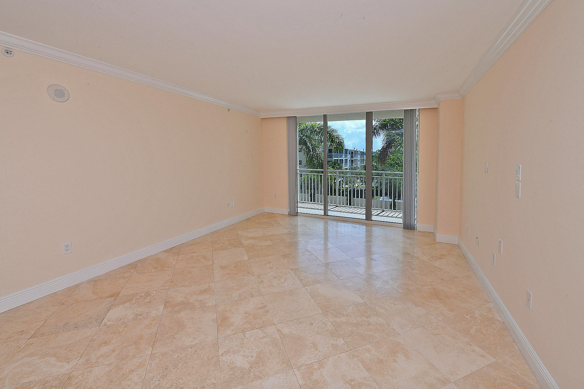 99 Southeast Mizner Boulevard, Unit 315 Boca Raton, FL 33432 - Photo 7 of 49 Living Room