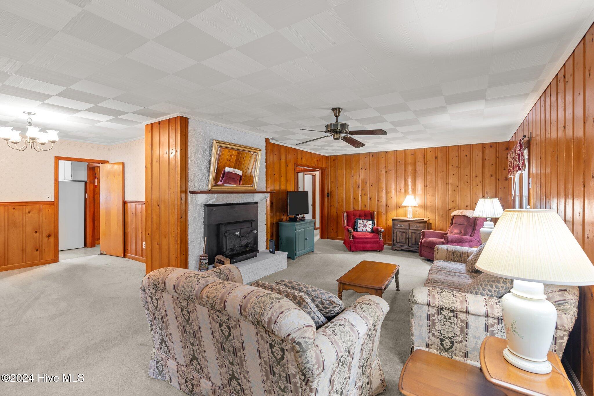 302 Pine Ridge Avenue New Bern, NC 28560 - Photo 11 of 46 Living room