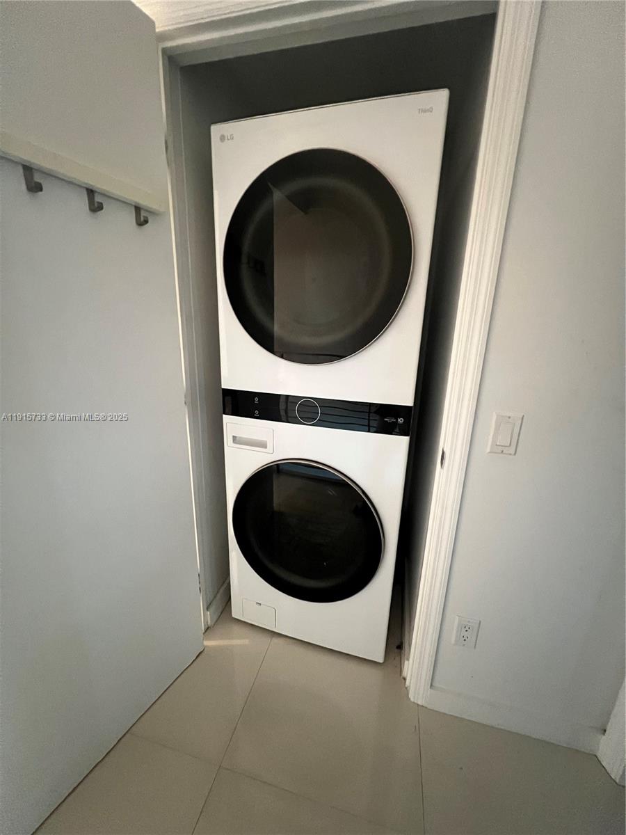 60 Southwest 13th Street, Unit 2207 Miami, FL 33130 - Photo 6 of 9 a utility room with dryer and washer
